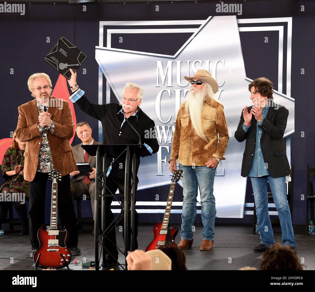 Duane Allen, Joe Bonsall, William Lee Golden, Richard Sterban participant à Kenny Rogers Star intronisé au Music City Walk of Fame Banque D'Images