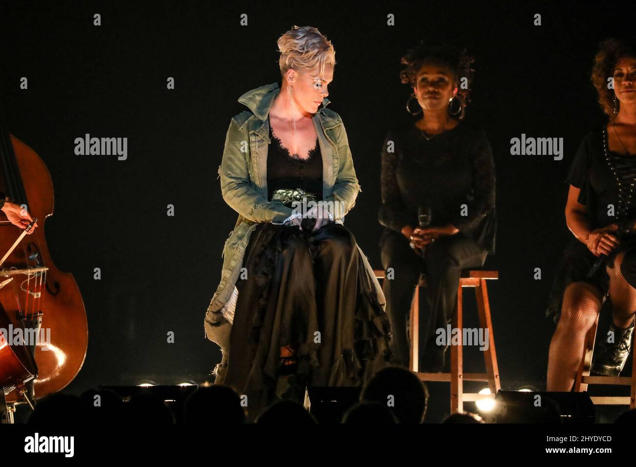 P!nk participant aux Prix annuels 51st de la Country Music Association, qui ont eu lieu au Bridgestone Arena de Nashville, Tennessee Banque D'Images