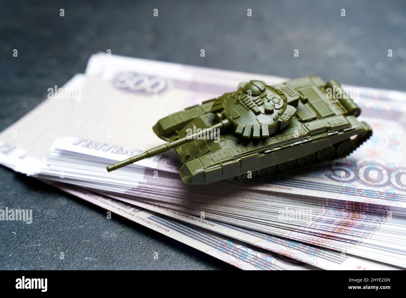 Concept de crise économique en Russie. Char militaire jouet sur roubles russes. Conflit de guerre en Ukraine, sanctions économiques et inflation en Russie. Photo de haute qualité Banque D'Images