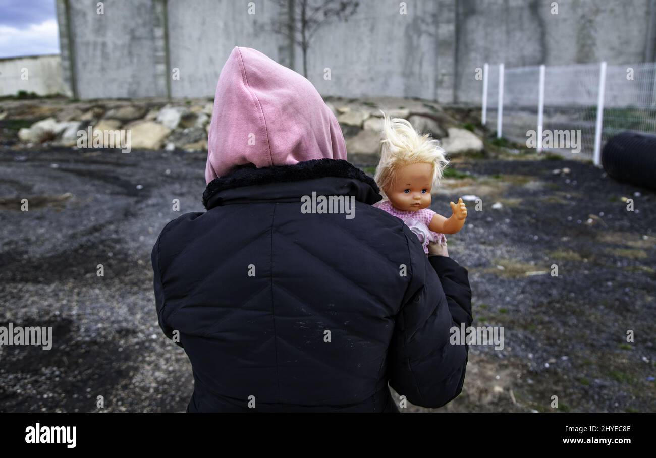 Poupée cassée parmi les décombres, l'enfance de guerre détruite Banque D'Images