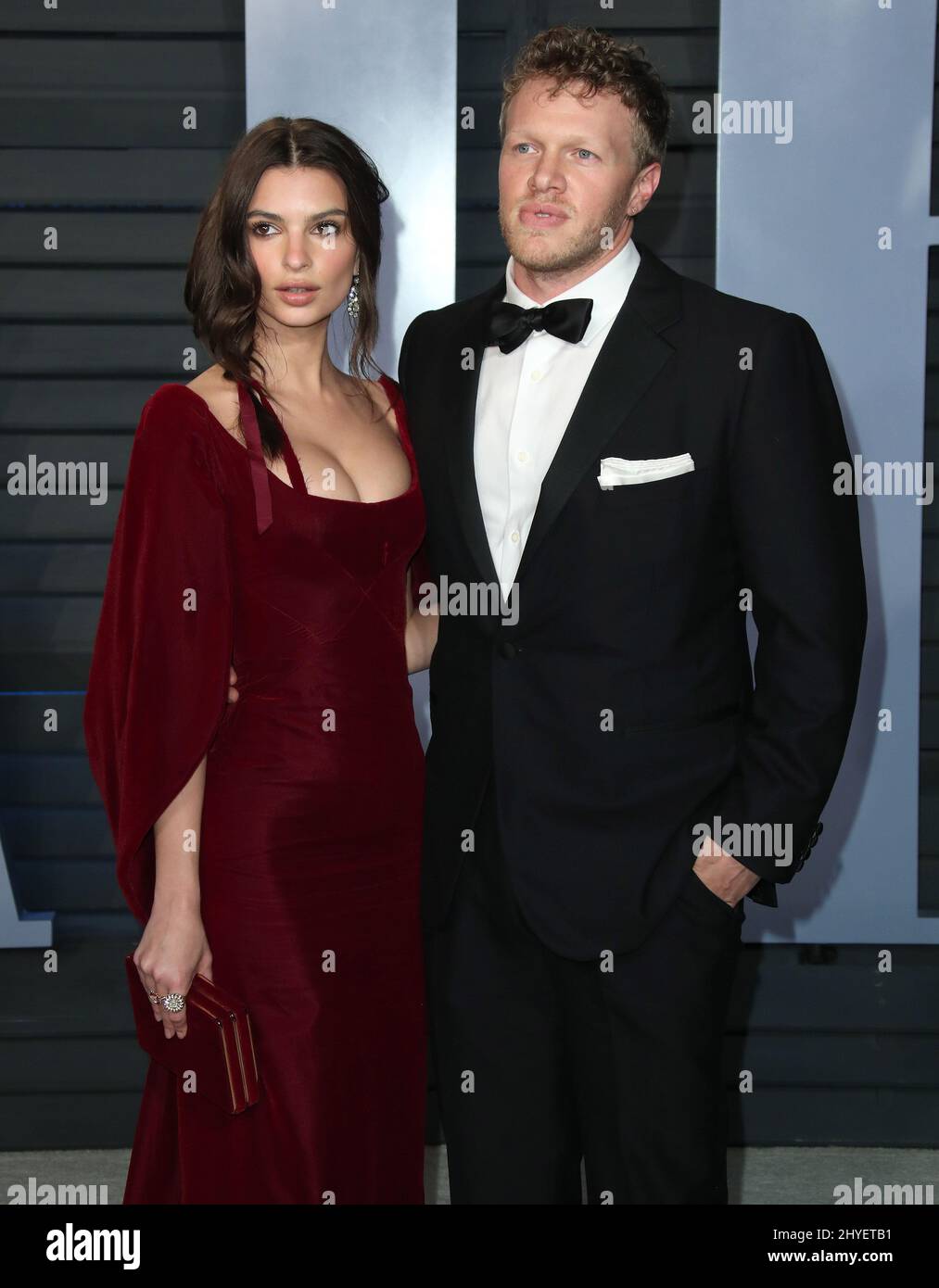 Emily Ratajkowski et Sebastian Bear-McClard participant à la Vanity Fair Oscar Party qui s'est tenue à Beverly Hills, Los Angeles, États-Unis Banque D'Images