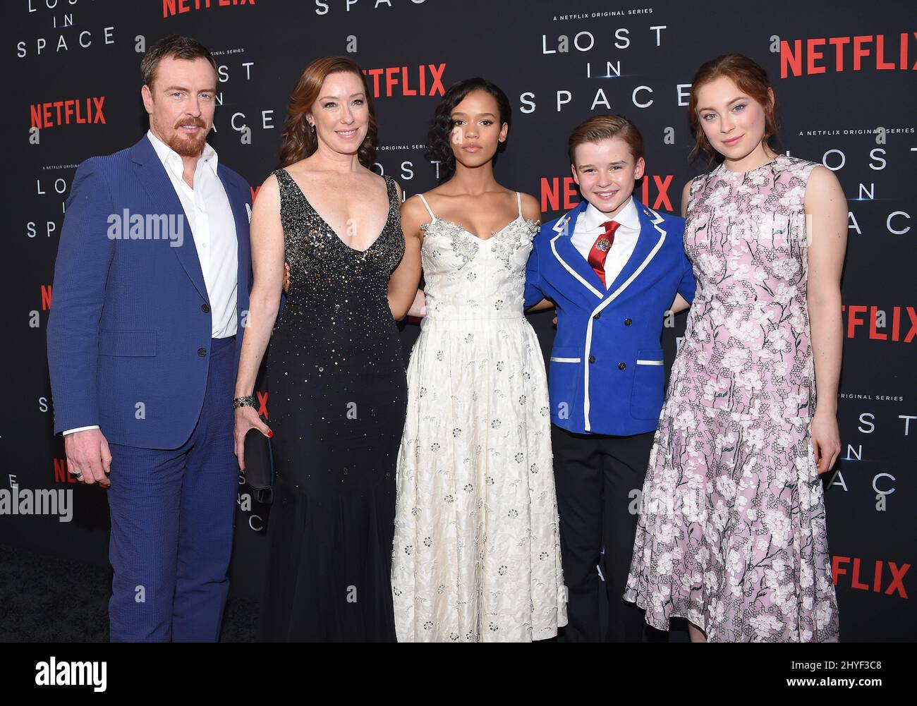 Toby Stephens, Molly Parker, Taylor Russell, Maxwell Jenkins et Mina Sundwall lors de la première saison 1 de Netflix au Cinerama Dome, le 9 avril 2018 à Hollywood, aux États-Unis. Banque D'Images