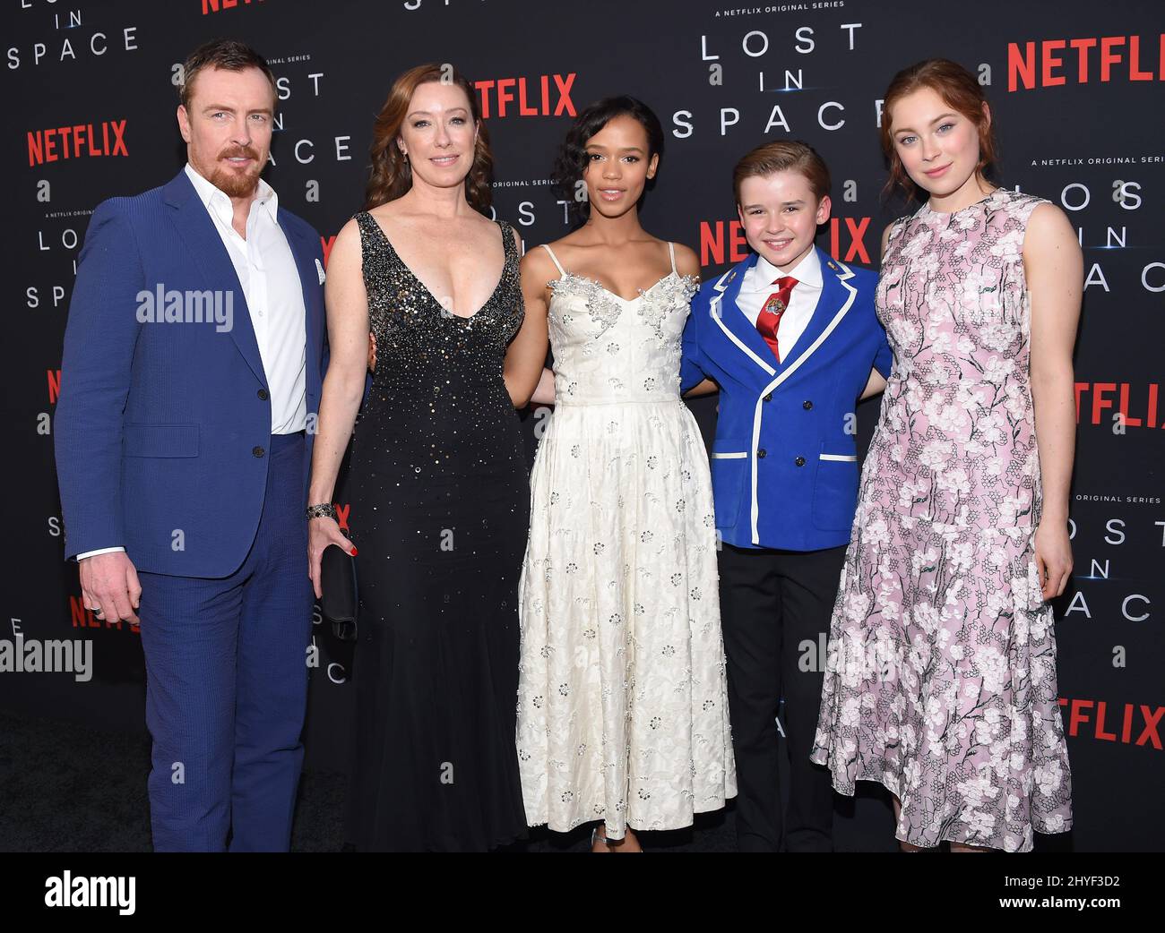 Toby Stephens, Molly Parker, Taylor Russell, Maxwell Jenkins et Mina Sundwall lors de la première saison 1 de Netflix au Cinerama Dome, le 9 avril 2018 à Hollywood, aux États-Unis. Banque D'Images