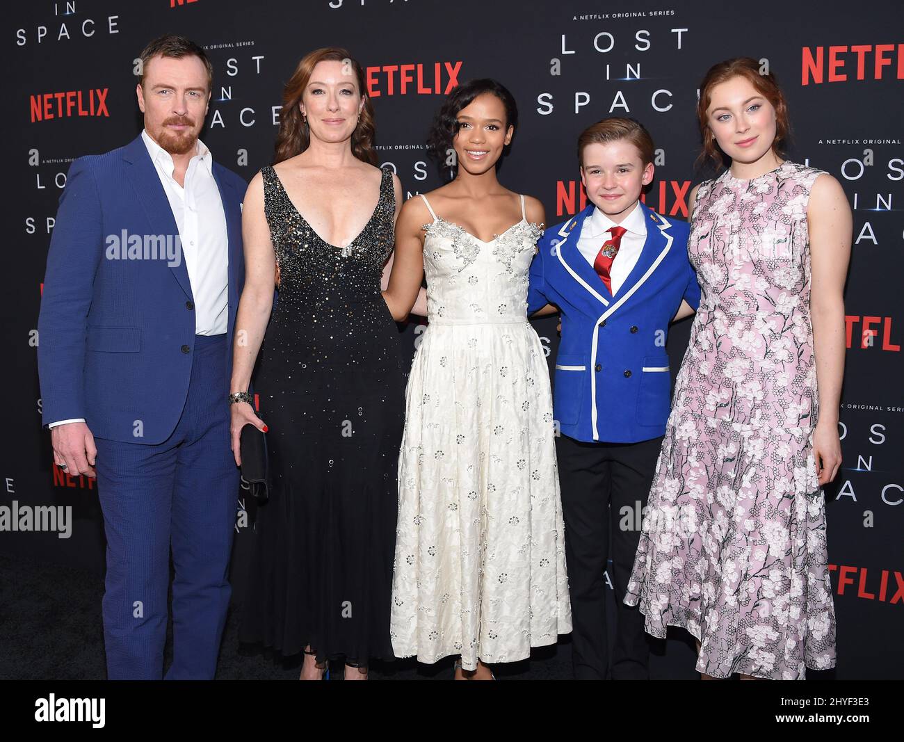 Toby Stephens, Molly Parker, Taylor Russell, Maxwell Jenkins et Mina Sundwall lors de la première saison 1 de Netflix au Cinerama Dome, le 9 avril 2018 à Hollywood, aux États-Unis. Banque D'Images