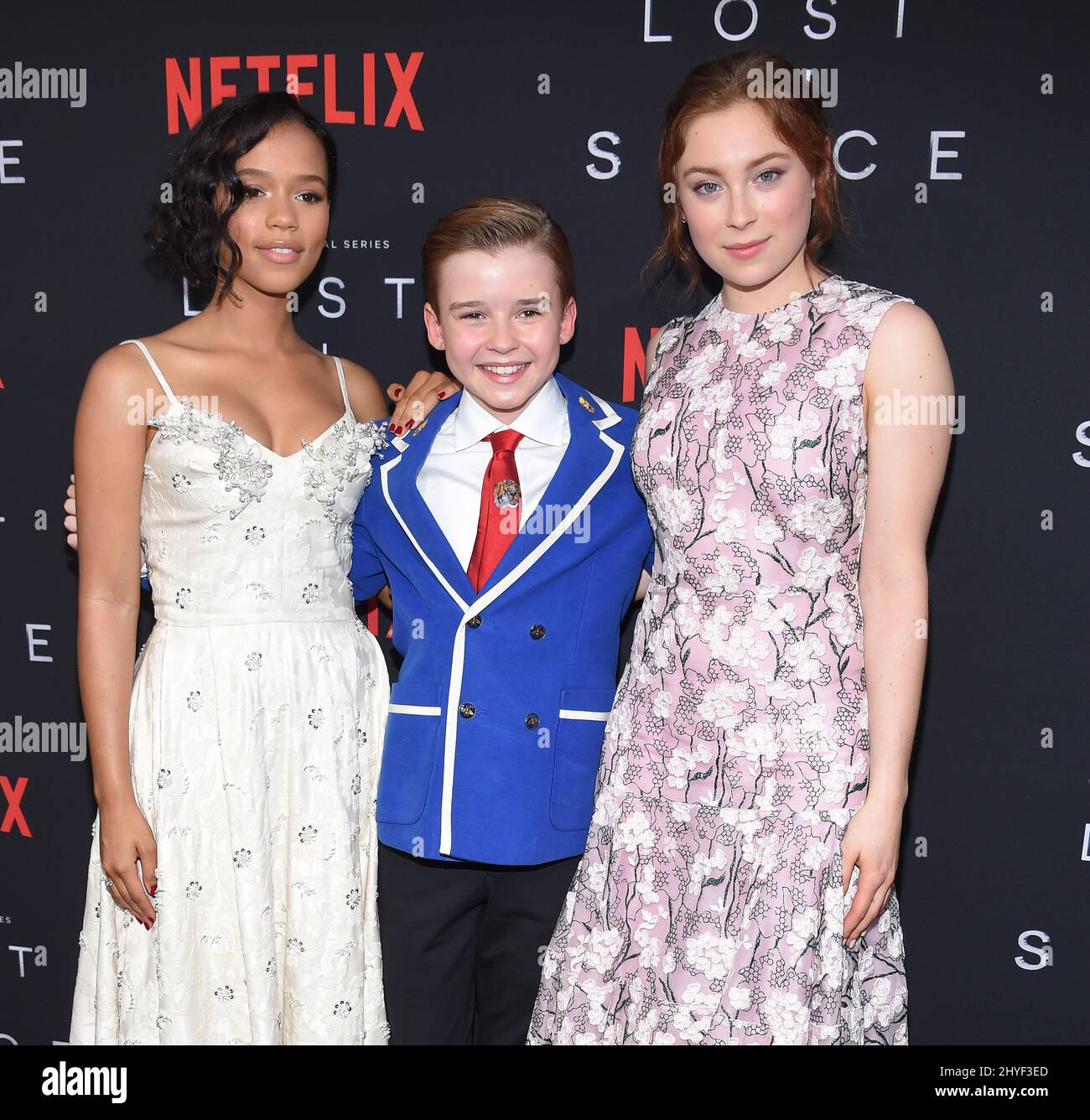 Taylor Russell, Maxwell Jenkins et Mina Sundwall lors de la première saison 1 de Netflix au Cinerama Dome le 9 avril 2018 à Hollywood, aux États-Unis. Banque D'Images