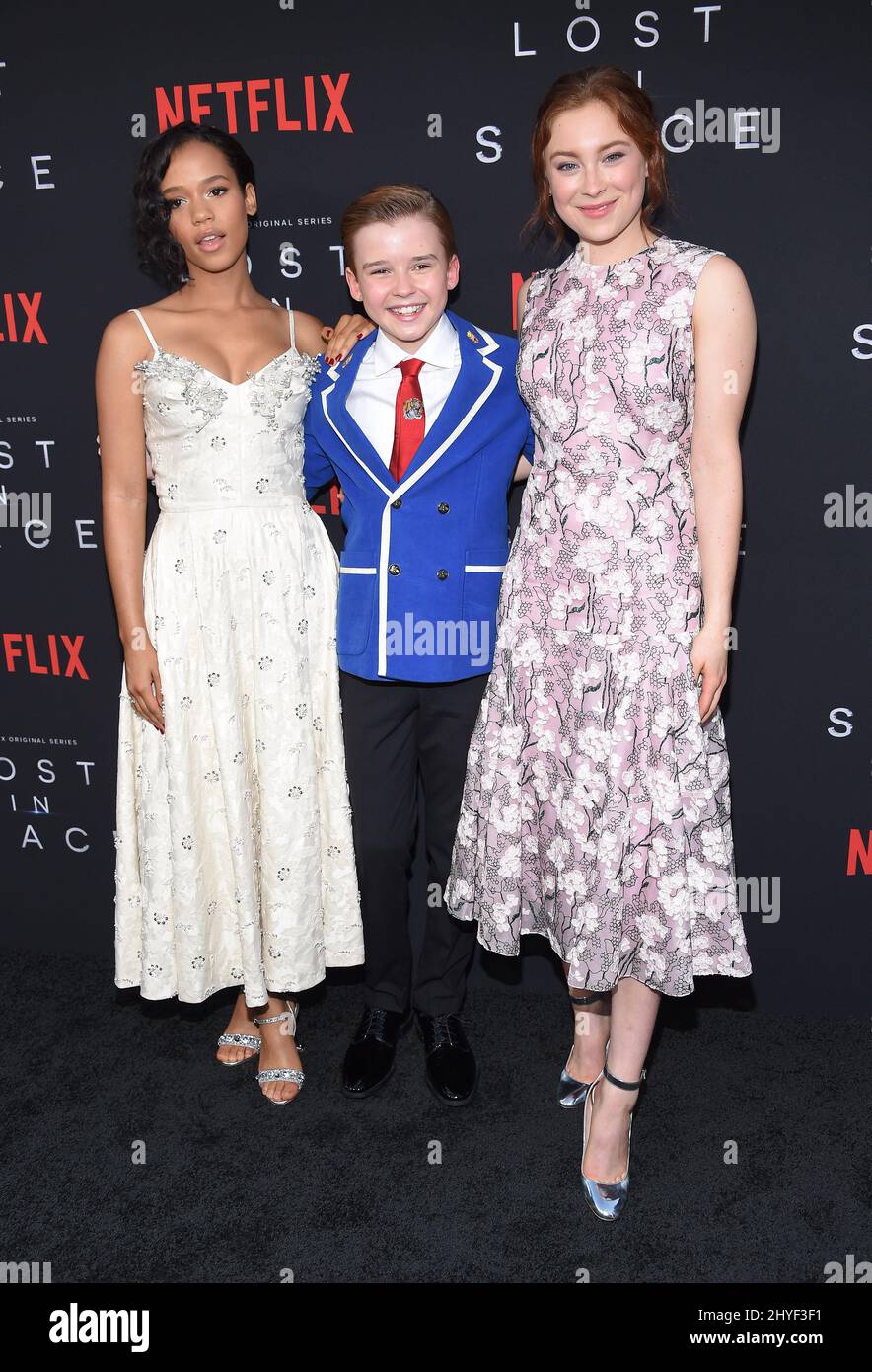 Taylor Russell, Maxwell Jenkins et Mina Sundwall lors de la première saison 1 de Netflix au Cinerama Dome le 9 avril 2018 à Hollywood, aux États-Unis. Banque D'Images