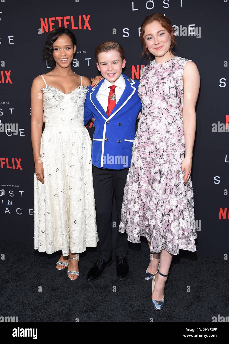 Taylor Russell, Maxwell Jenkins et Mina Sundwall lors de la première saison 1 de Netflix au Cinerama Dome le 9 avril 2018 à Hollywood, aux États-Unis. Banque D'Images
