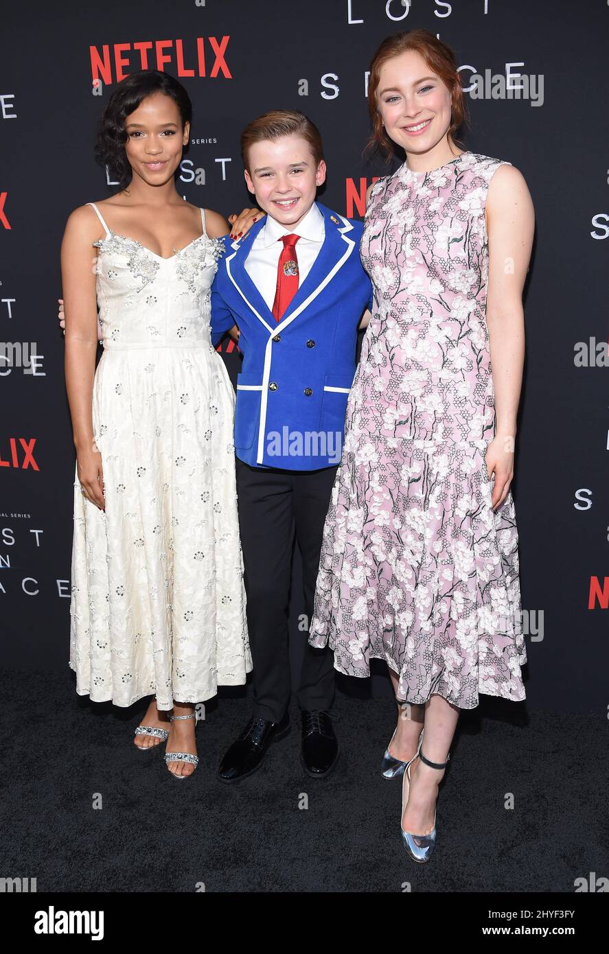 Taylor Russell, Maxwell Jenkins et Mina Sundwall lors de la première saison 1 de Netflix au Cinerama Dome le 9 avril 2018 à Hollywood, aux États-Unis. Banque D'Images