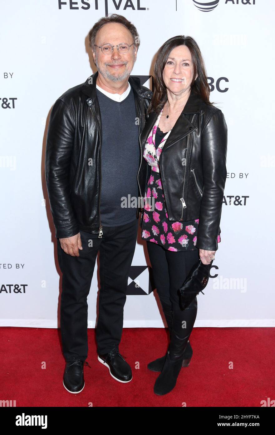 Billy Crystal et sa femme Janice Crystal assistent à la première du Tribeca film Festival 2018 de Ununogether, à New York Banque D'Images