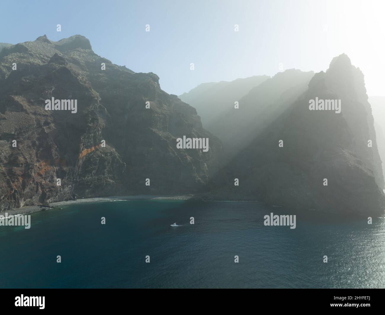 Los Gigantes abrupte falaises mur de roche bordant le bleu océan atlantique panorama paysage marin.Tenerife, Espagne, îles Canaries, europe. Banque D'Images