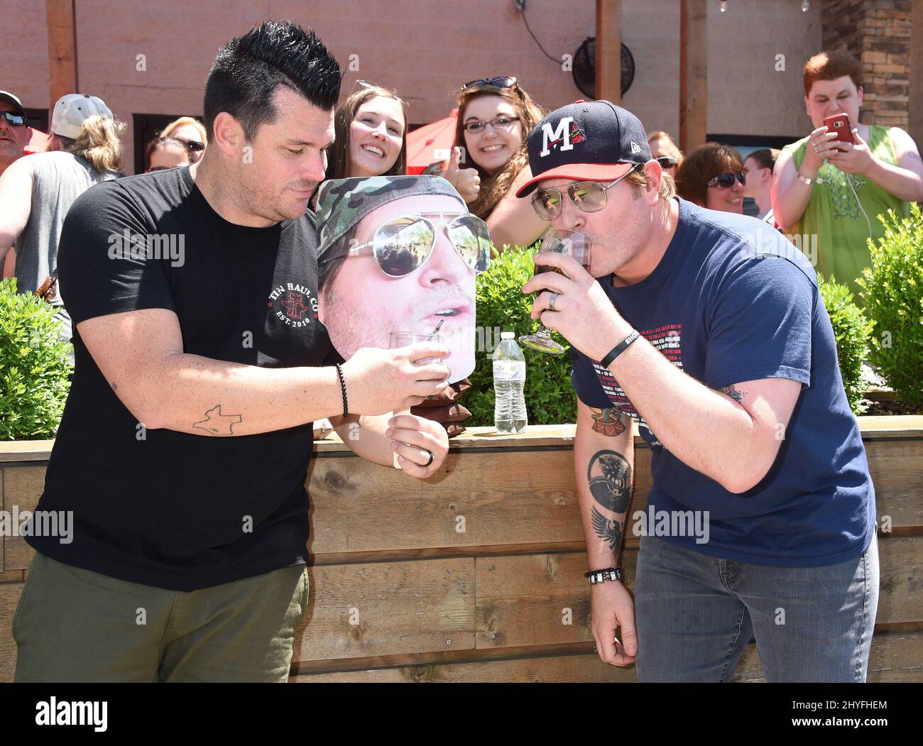 Dee Jay Silver et Jerrod Niemann au concours annuel 6th de Craig Campbell Celebrity Cornhole Challenge ont bénéficié de la lutte sans but lucratif contre le cancer colorectal (Fight CRC) tenue à la City Winery, Nashville, le 5 juin 2018. Banque D'Images