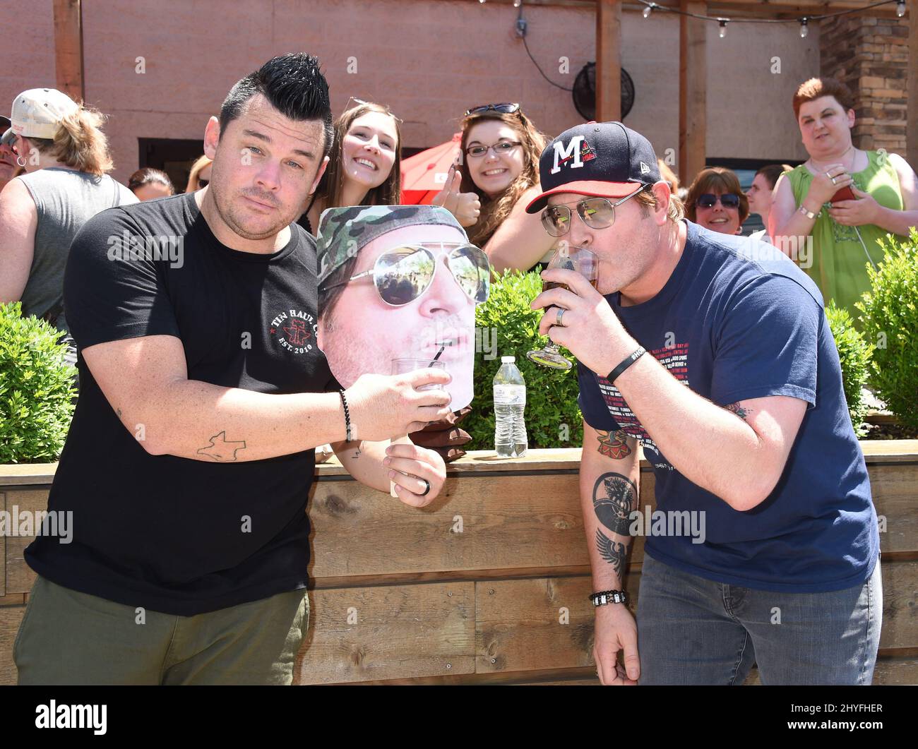 Dee Jay Silver et Jerrod Niemann au concours annuel 6th de Craig Campbell Celebrity Cornhole Challenge ont bénéficié de la lutte sans but lucratif contre le cancer colorectal (Fight CRC) tenue à la City Winery, Nashville, le 5 juin 2018. Banque D'Images