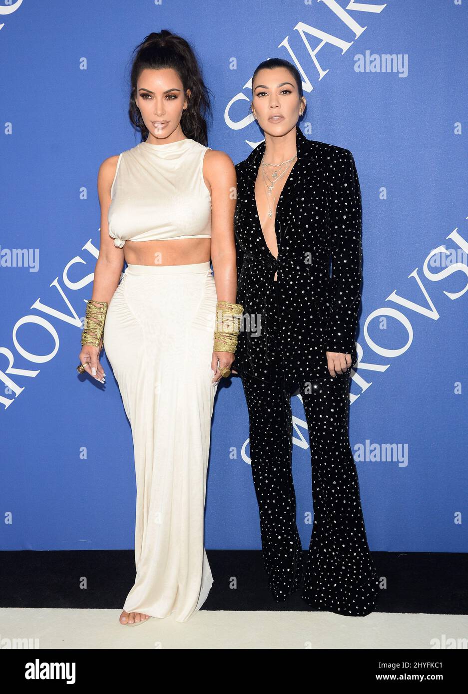 Kim Kardashian et Kourtney Kardashian à l'occasion des Prix de mode 2018 de la CFDA qui se sont tenus au musée de Brooklyn le 4 juin 2018 à Brooklyn, NY Banque D'Images