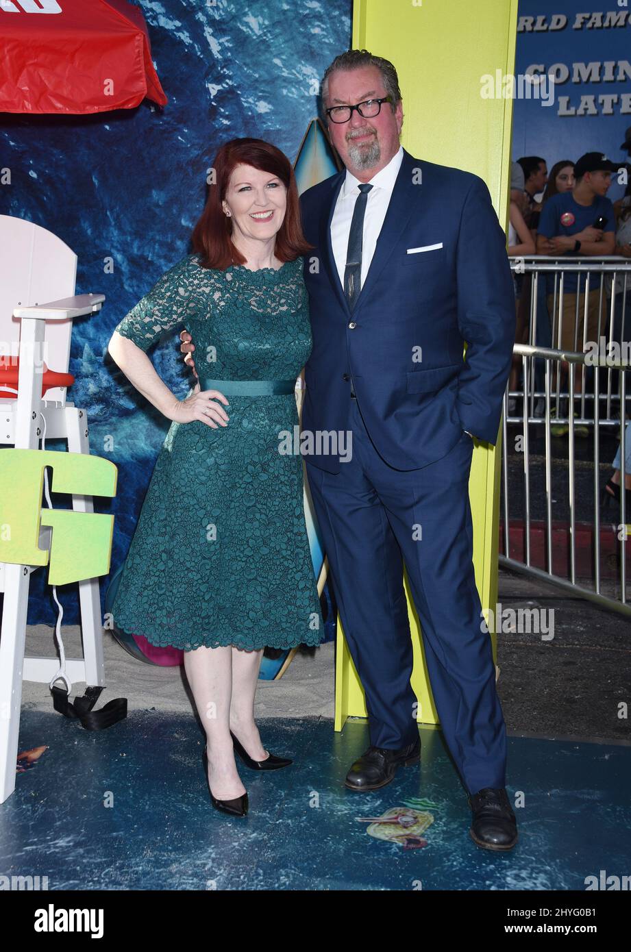 Kate Flannery et Chris Haston à la première américaine Warner Bros. 'THE MEG' tenue au TCL Chinese Theatre le 6 août 2018 à Hollywood Banque D'Images