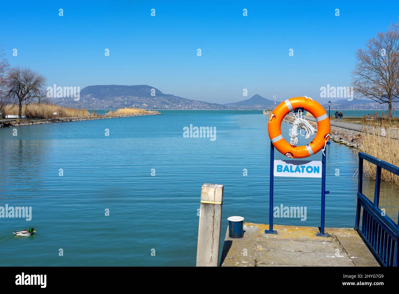 Paysage idillique du lac Balaton de Fonyod Hongrie avec colline de Badacsony en arrière-plan et panneau de signe de Balaton Banque D'Images