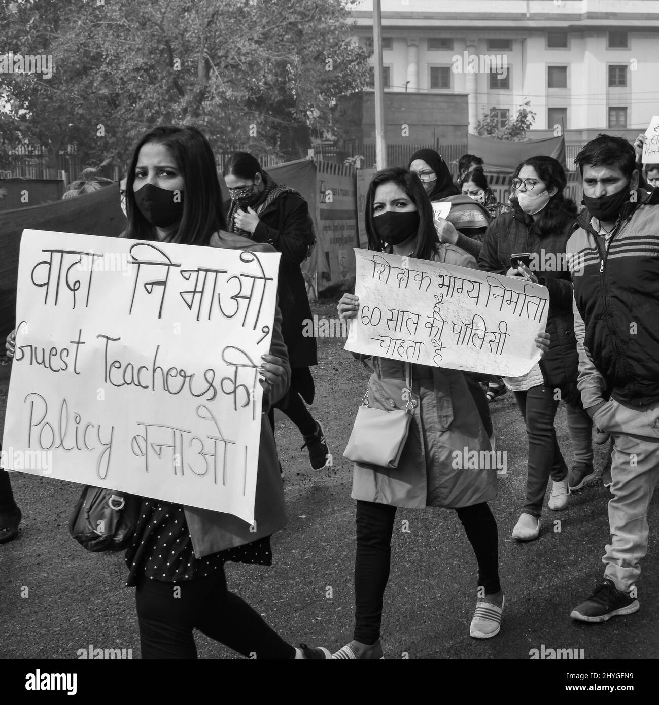 Delhi, Inde décembre 25 2021 : Delhi invités contractuels enseignants avec des affiches, des drapeaux et des graffitis protestant contre le gouvernement de l'AAP de Delhi pour avoir fait Banque D'Images