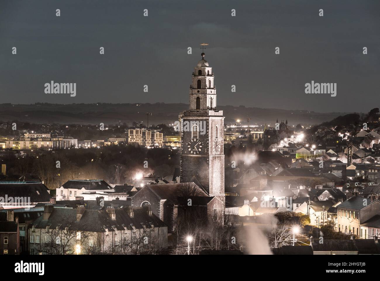 Cork, Cork, Irlande. 15th mars 2022. La tour de l'église Sainte-Anne, Shandon s'élève au-dessus des rues de maisons en terrasse par une matinée froide, Cork Ireland. - Crédit; David Creedon / Alamy Live News Banque D'Images
