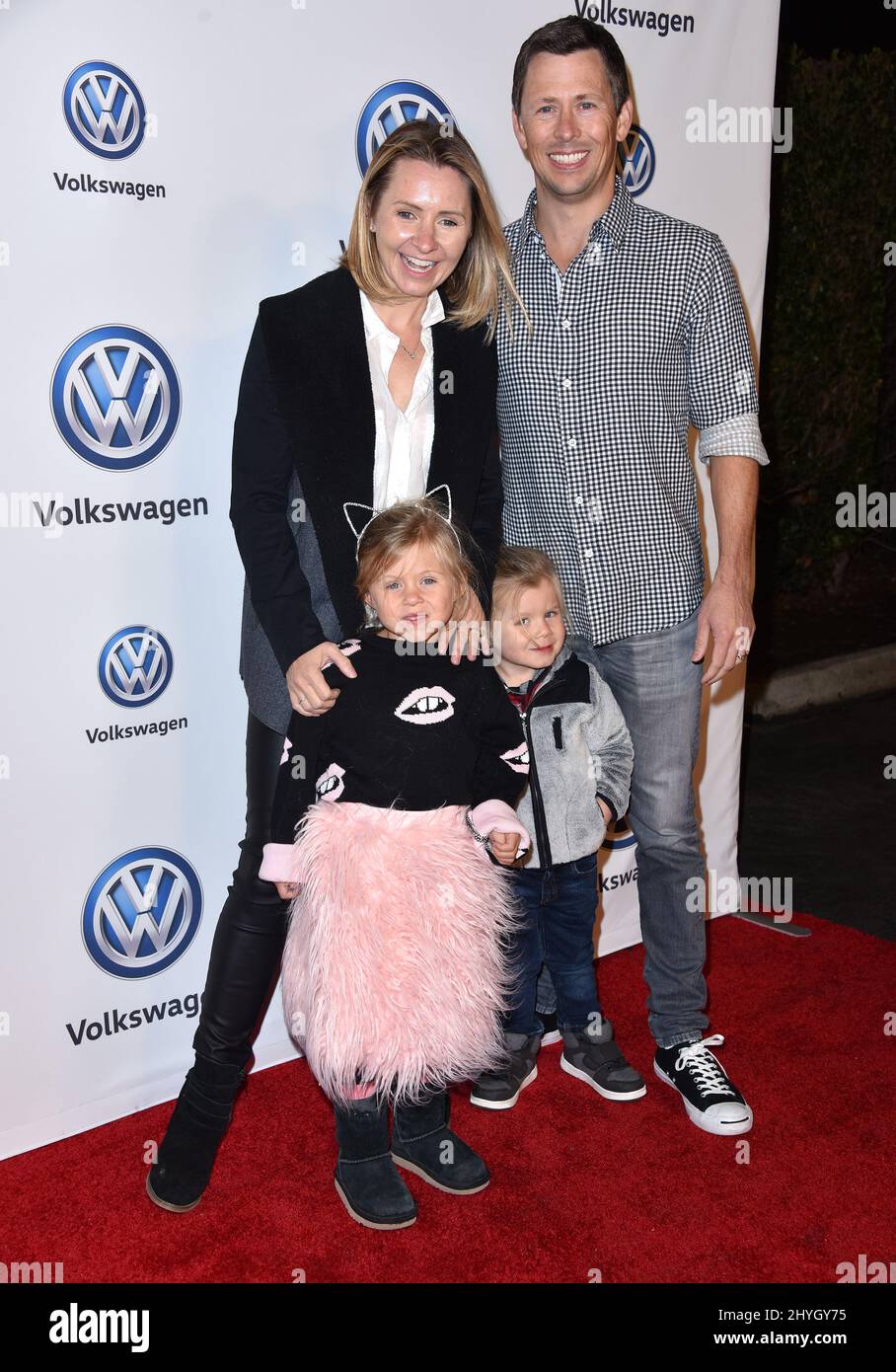 Beverley Mitchell, Michael Cameron, Hutton Michael Cameron et Kenzie Cameron à l'événement Volkswagen Drive-In Movie aux studios Goya le 30 novembre 2018 à Los Angeles, CA. Banque D'Images