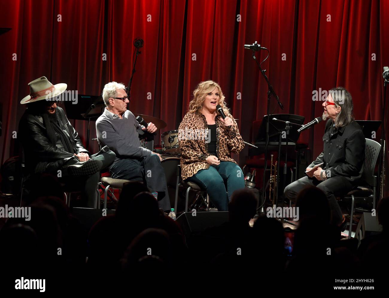 La série DU MUSÉE GRAMMY THE DROP présente: Trisha Yearwood au théâtre Clive Davis avec le producteur de musique emblématique Don was et l'ingénieur Al Schmitt, pour une discussion intime sur la réalisation du nouvel album de Trisha, SOYONS FRANK, une collection des chansons préférées du chanteur par Frank Sinatra Banque D'Images