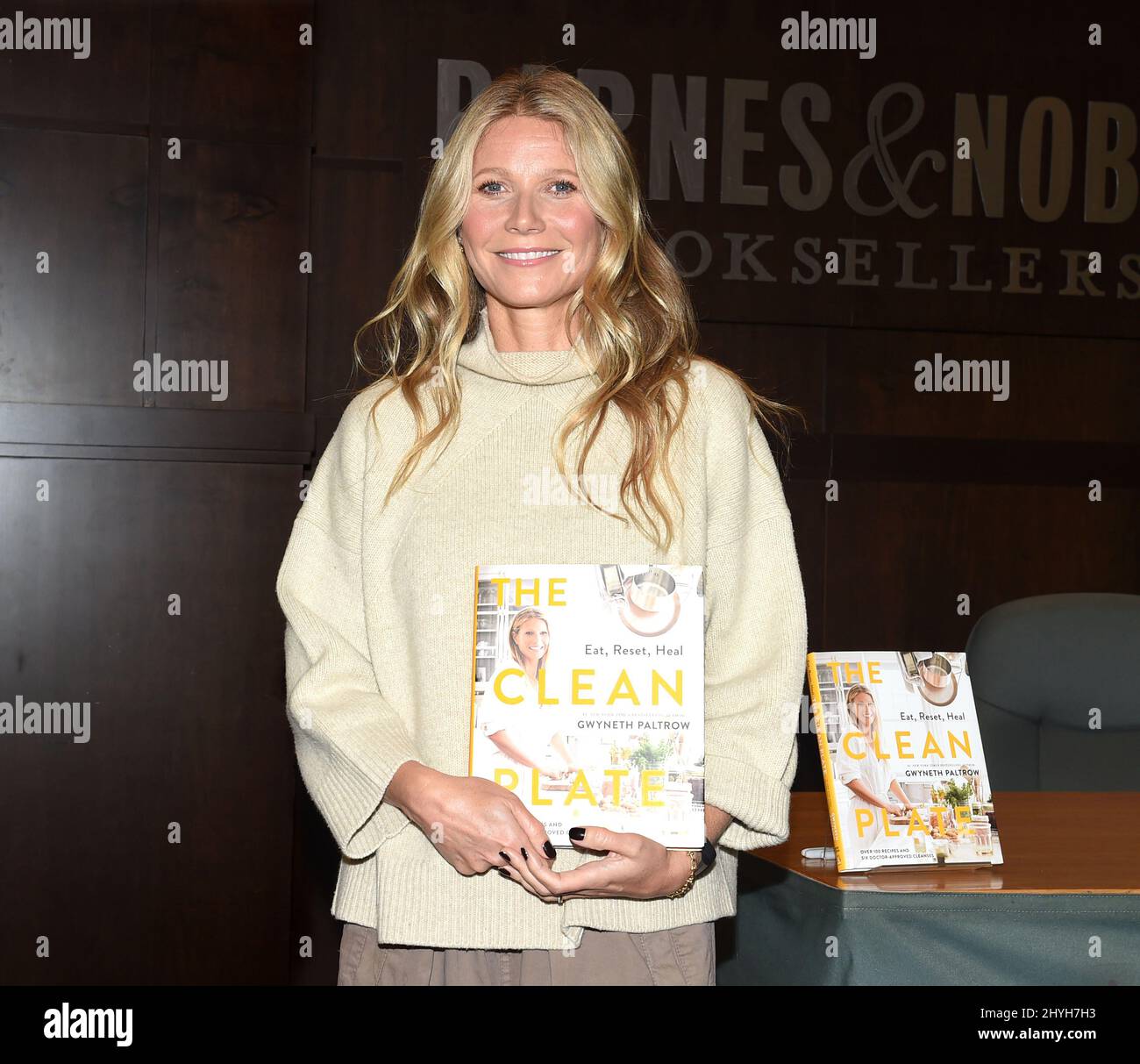 Gwyneth Paltrrow signe des copies de son nouveau livre « The Clean plate » à Barnes and Noble à The Grove Banque D'Images