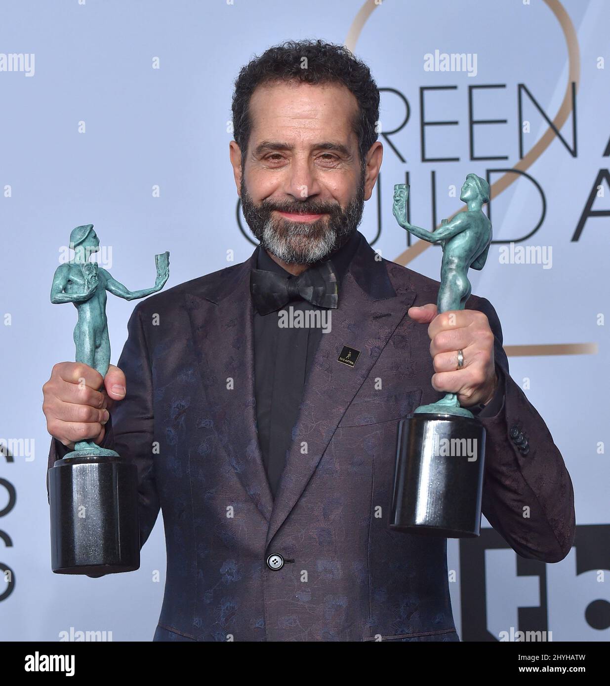 Tony Shalhoub dans la salle de presse lors des Prix annuels de la Guilde des acteurs de l'écran 25th qui se tiennent à l'Auditorium du Sanctuaire Banque D'Images