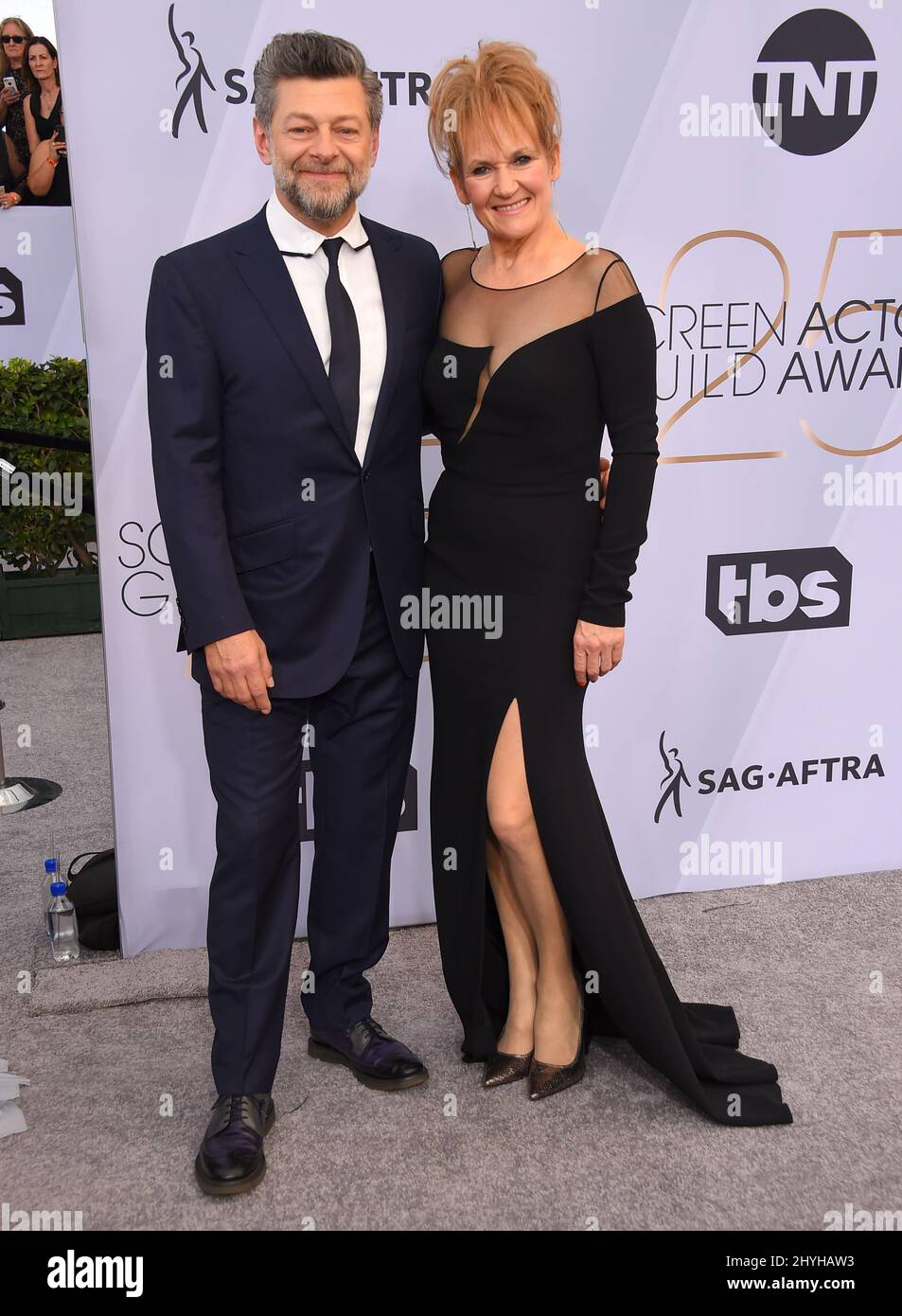Andy Serkis et Lorraine Ashbourne assistent aux Prix annuels 25th de la Guilde des acteurs de l'écran, qui se tiennent au Shrine Auditorium Banque D'Images