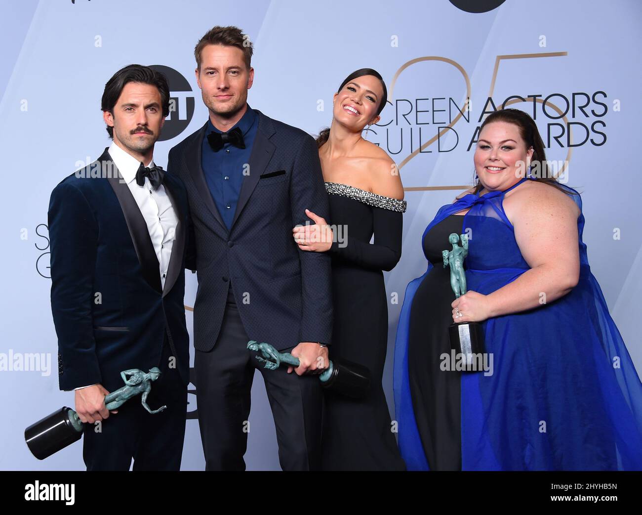 Milo Ventimiglia, Justin Hartley, Mandy Moore et Chrissy Metz dans la salle de presse des Prix annuels de la Guilde des acteurs de l'écran 25th, qui se tiennent à l'Auditorium du Sanctuaire Banque D'Images