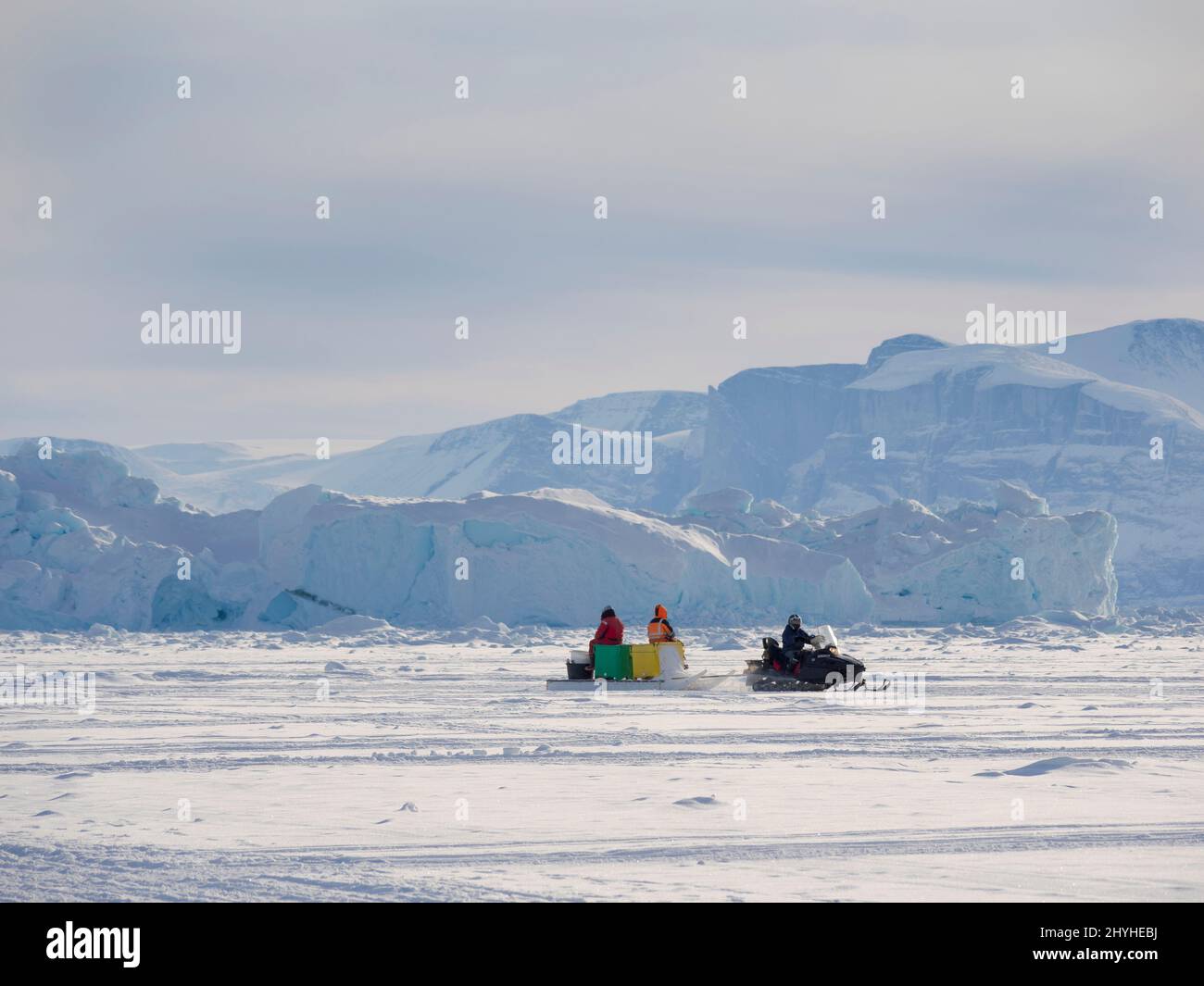 Le pêcheur ramène la prise à l'aide d'une motoneige. Pêchez pendant l'hiver près d'Uummannaq dans le nord de la Westgreland, au-delà du cercle arctique. Nom du nord Banque D'Images