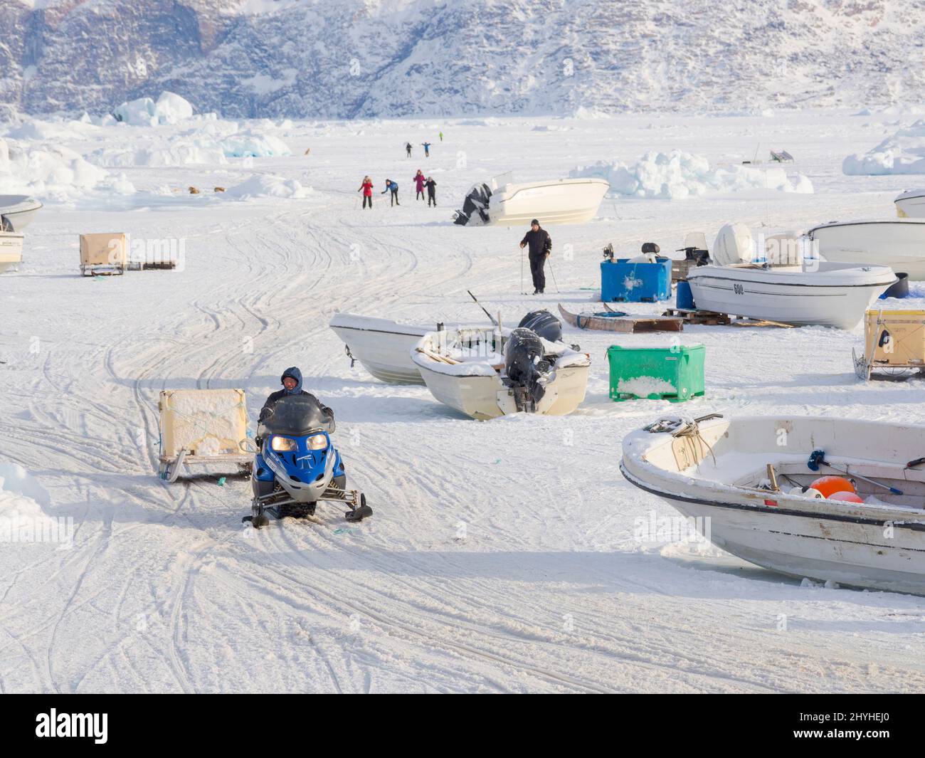 Le pêcheur ramène la prise à l'aide d'une motoneige. Pêchez pendant l'hiver à Uummannaq, dans le nord de la Westgreland, au-delà du cercle arctique. Amérique du Nord Banque D'Images