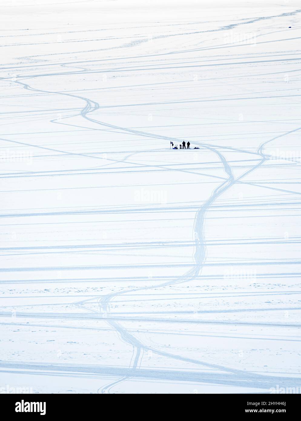 Pistes et pêcheurs sur la glace de mer sur un fjord près d'Uummannaq pendant l'hiver dans le nord de la Westgreland, au-delà du cercle arctique. Amérique du Nord, Greenla Banque D'Images