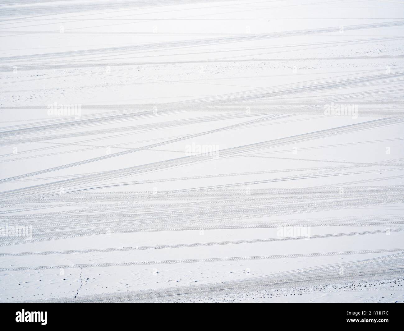 Pistes sur la glace de mer sur un fjord près d'Uummannaq pendant l'hiver dans le nord de la Westgreland, au-delà du cercle arctique. Amérique du Nord, Groenland, Danemark ter Banque D'Images