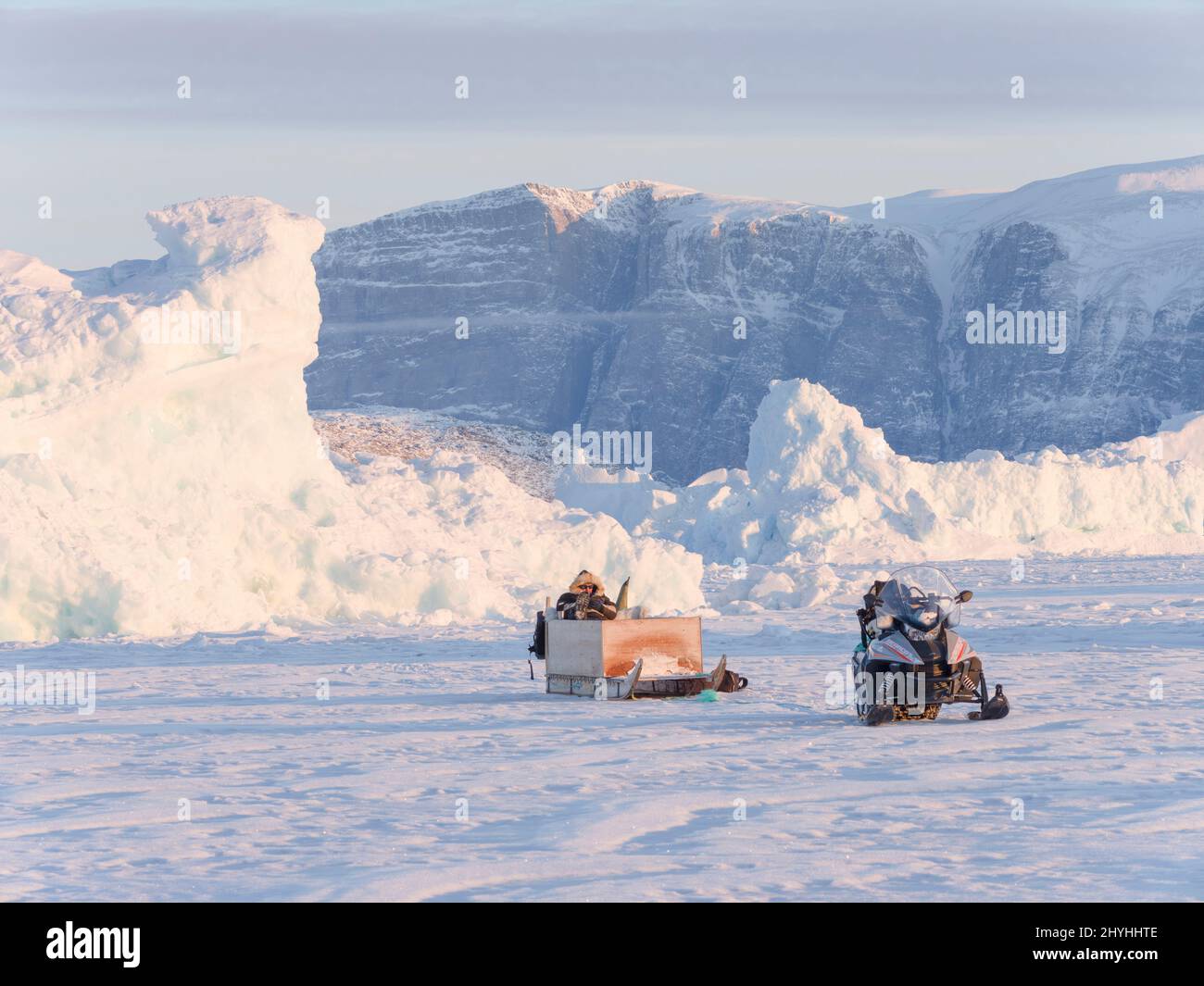 Motoneige d'un Inuit sur la glace de mer d'un fjord gelé près de Saatut. Uummannaq pendant l'hiver dans le nord de la Westgreland, au-delà du cercle arctique. Non Banque D'Images