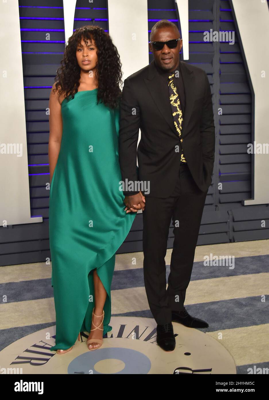 Idris Elba et Sabrina Dhowre participant à la Vanity Fair Oscar Party de 2019 qui s'est tenue au Wallis Annenberg Center for the Performing Arts à Beverly Hills, en Californie Banque D'Images