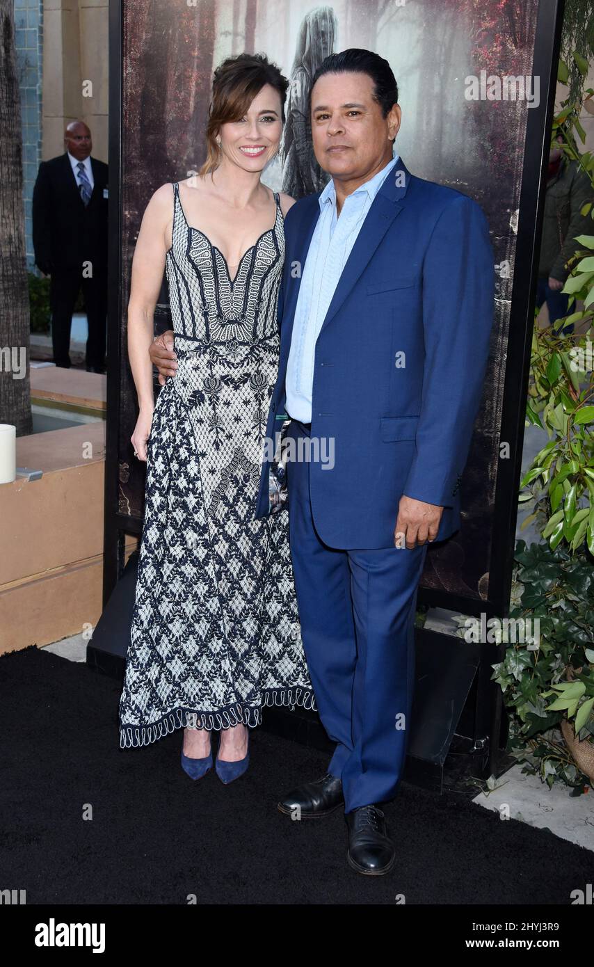 Linda Cardellini et Raymond Cruz à la première "la malédiction de la Llorona" tenue au Théâtre égyptien le 15 avril 2019 à Hollywood, Etats-Unis. Banque D'Images