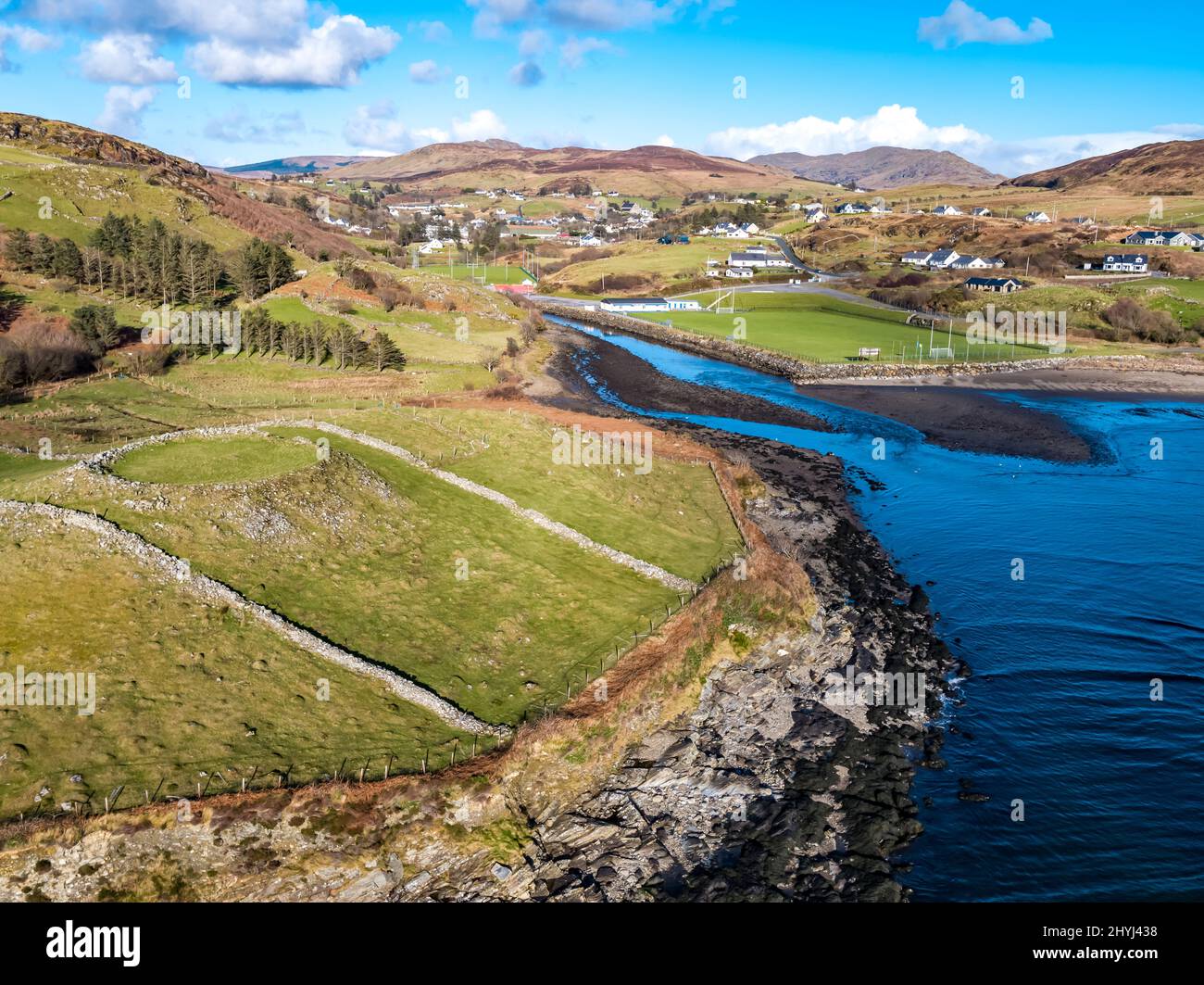 Vue aérienne de l'historique Ringfort et du terrain de football gaélique par Kilcar dans le comté de Donegal - Irlande Banque D'Images