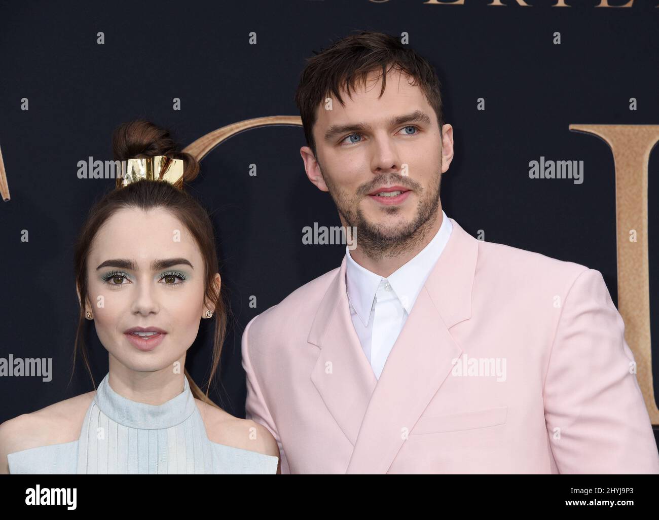 Nicholas Hoult et Lily Collins assistent à la première de Tolkien Los Angeles qui s'est tenue au Regency Village Theatre. Banque D'Images