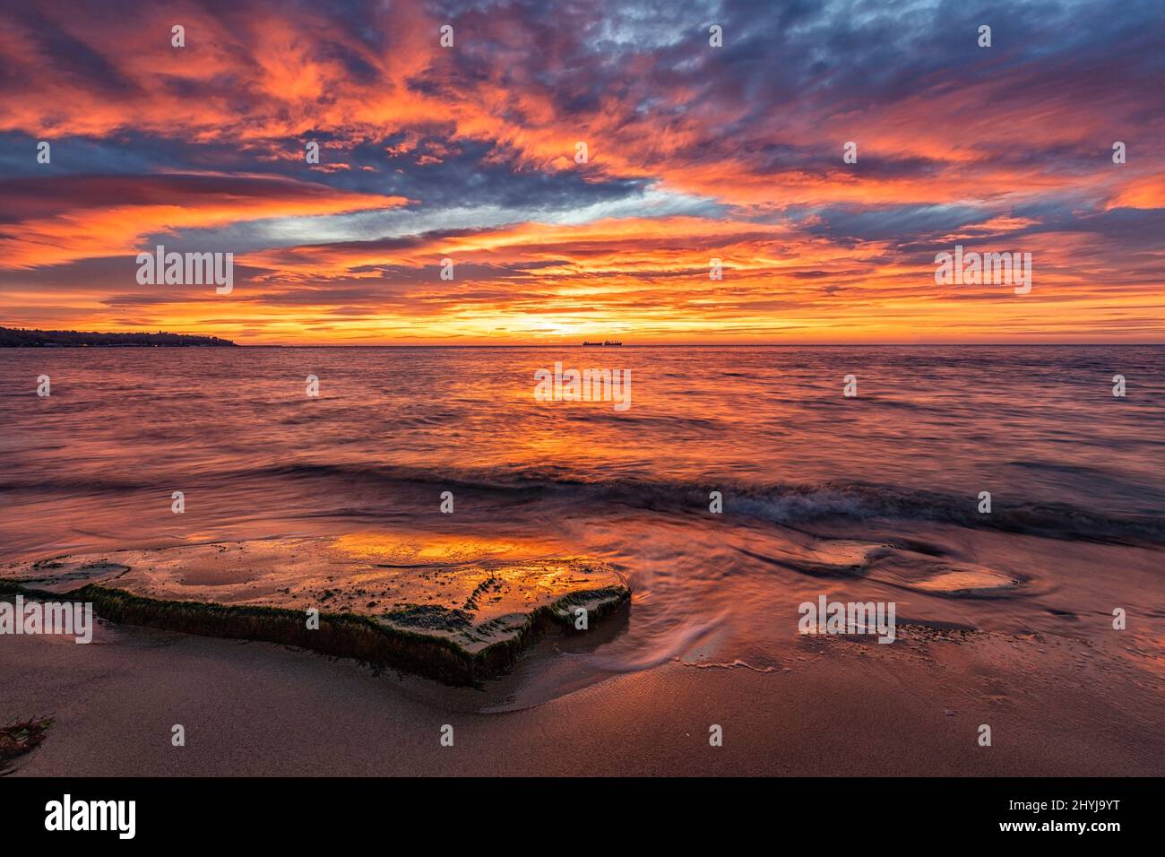 Incroyable lever de soleil rouge sur la mer. Banque D'Images