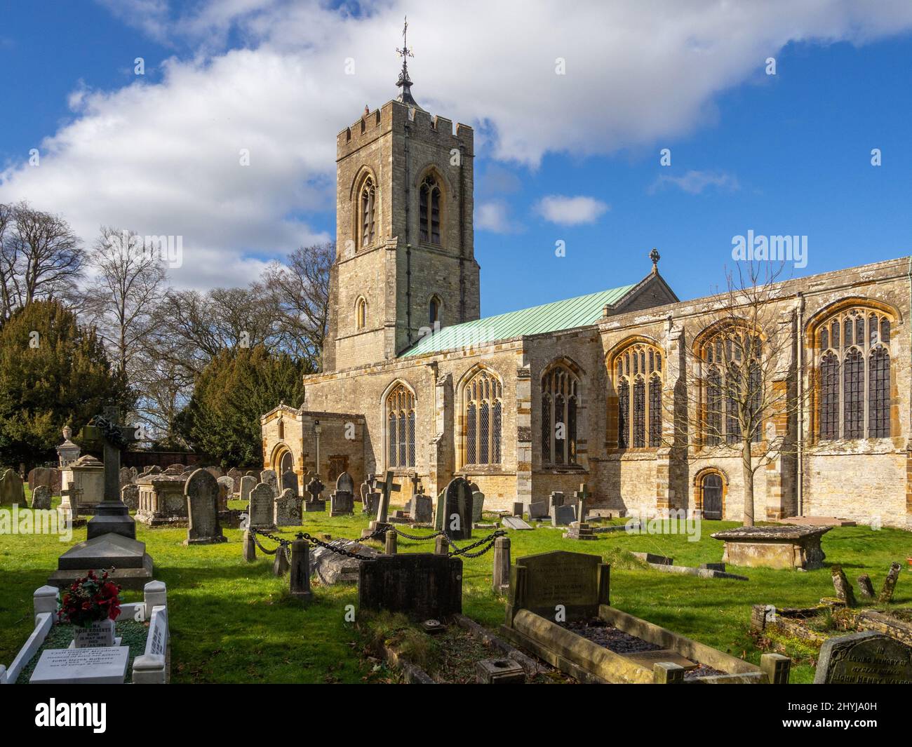 L'église de St Mary Magdalene dans le parc du Château Ashby House, Northamptonshire, Royaume-Uni ; principalement des 14ème et 15ème siècle mais restaurée en 1869. Banque D'Images