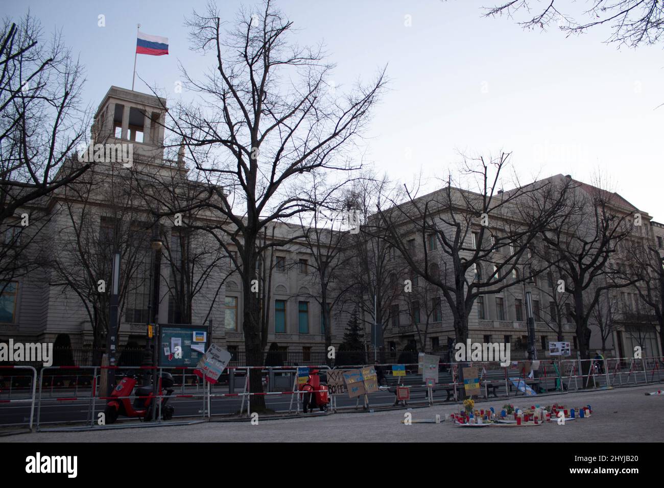 Bannières, bougies et offres de paix pour protester contre l'invasion russe de l'Ukraine Ambassade de Russie à Berlin Unter den Linden Allemagne Banque D'Images