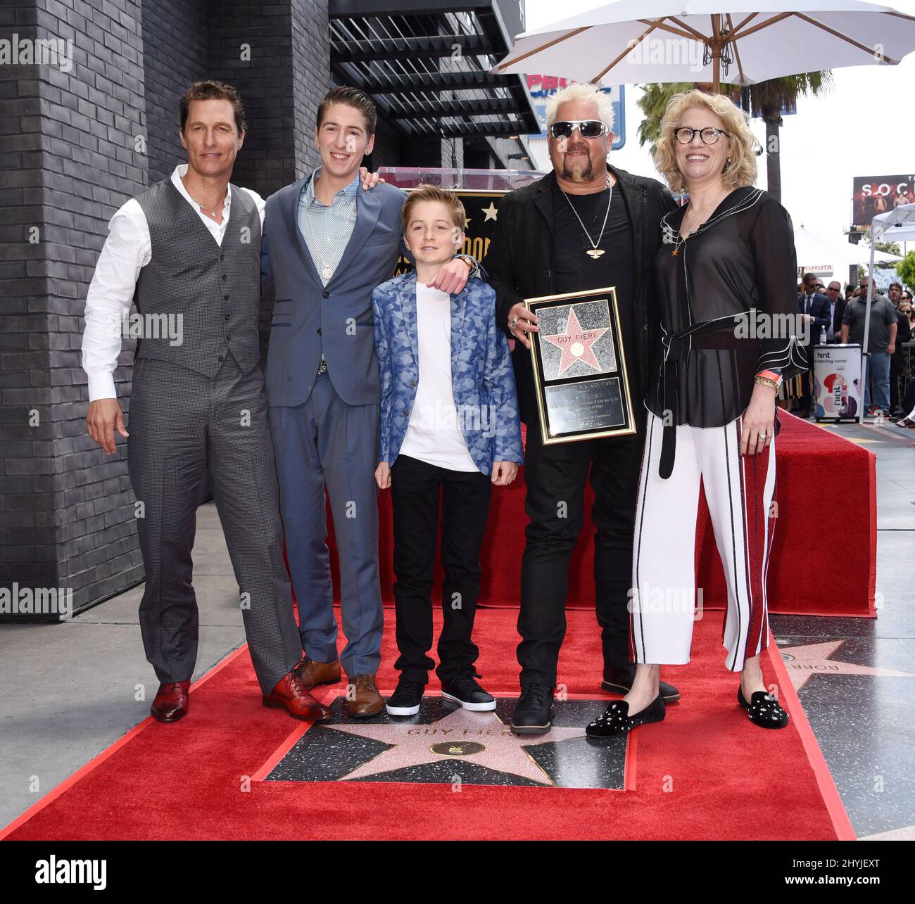 Matthew McConaughey, Hunter Fieri, Ryder Fieri, Guy Fieri et Kathleen Finch lors de sa cérémonie du Hollywood Walk of Fame, le 22 mai 2019 à Hollywood, Californie Banque D'Images
