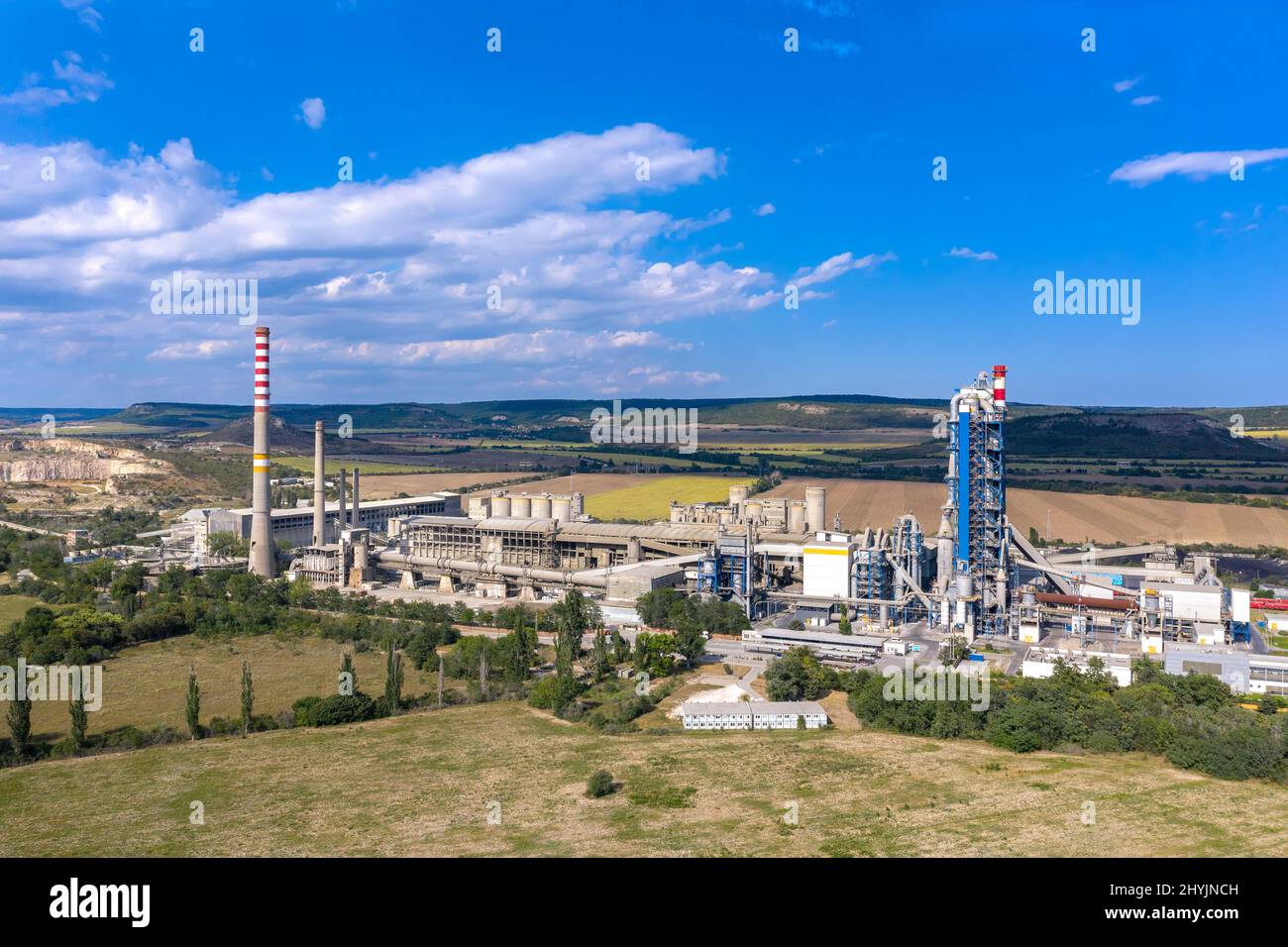 Vue aérienne de drone de l'usine de ciment. Le paysage industriel de l'usine de ciment Banque D'Images