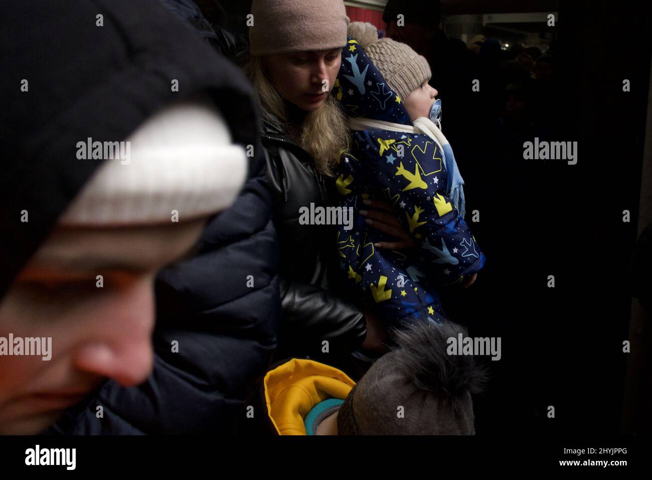 2022-03-03 10:59:47 Lviv, Ukraine. Les familles attendent patiemment parmi les foules. Les trains sont généralement retardés en raison de l'afflux massif de personnes qui tentent d'échapper aux bombes russes qui tombent. ANP / hauteur néerlandaise / Warren Richardson Banque D'Images