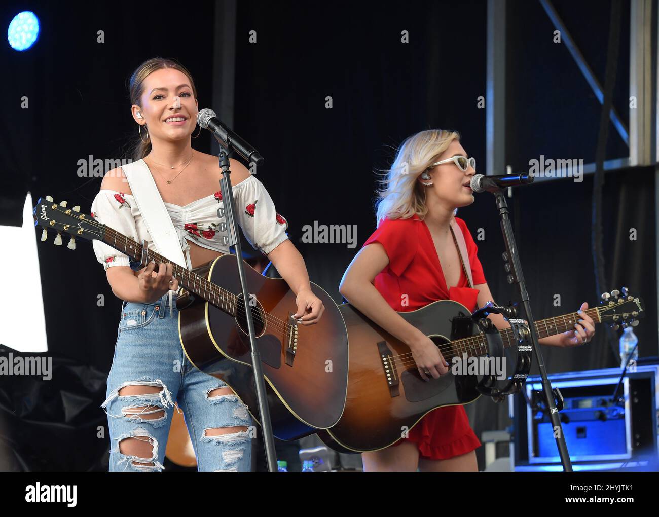 Taylor Dye et Maddie Marlow, de Maddie & Tae, sont en scène lors de la tournée de musique country Straight Talk « for the Record » qui a eu lieu au Walmart Supercenter le 27 juin 2019 à Mount Juliet, Tennessee. Banque D'Images