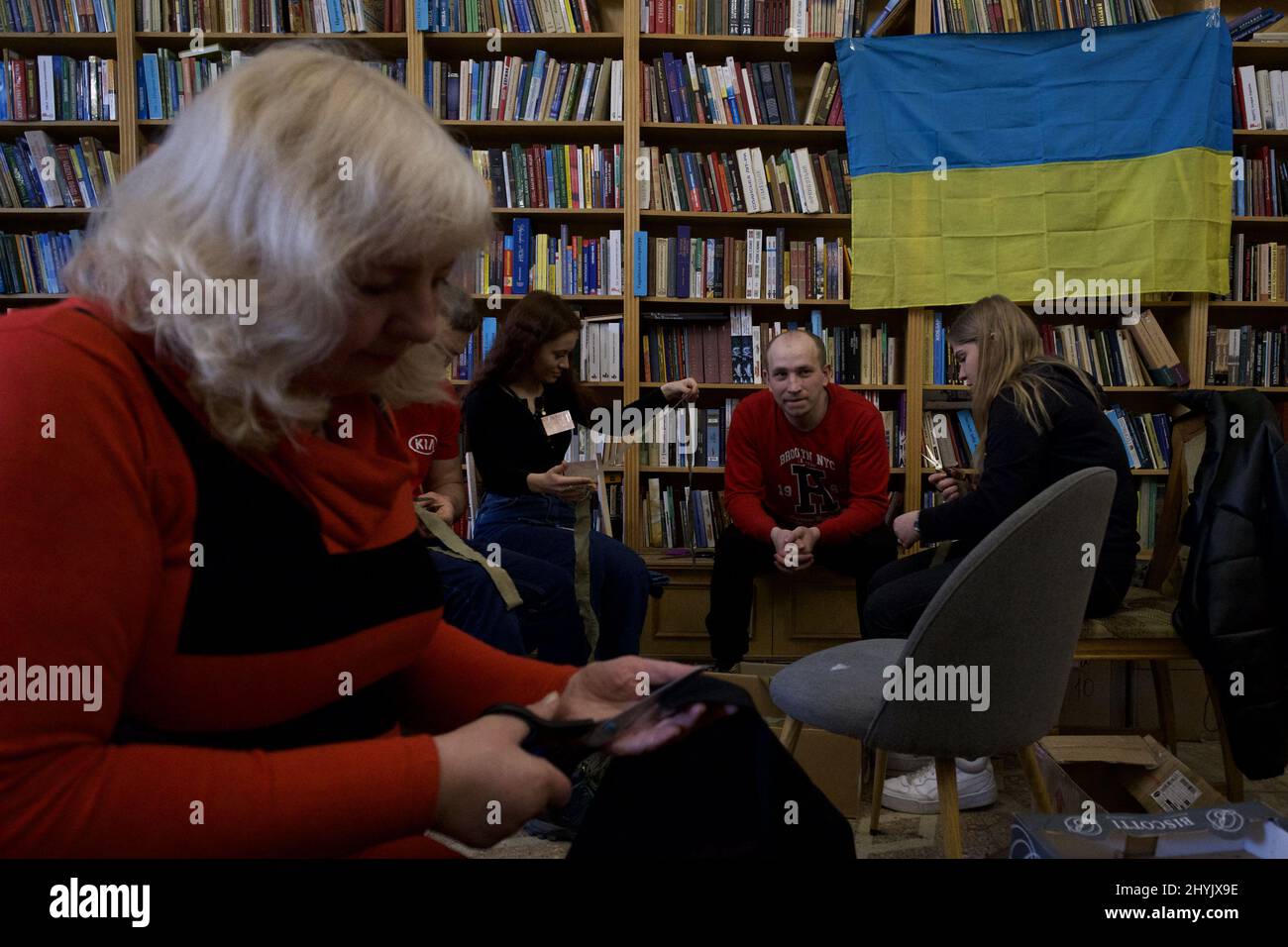 Lviv, Ukraine. La bibliothèque Lviv est maintenant devenue un endroit qui fabrique le camouflage militaire produit par des bénévoles locaux. ANP / Howangte Hollandse / Warren Richardson Banque D'Images