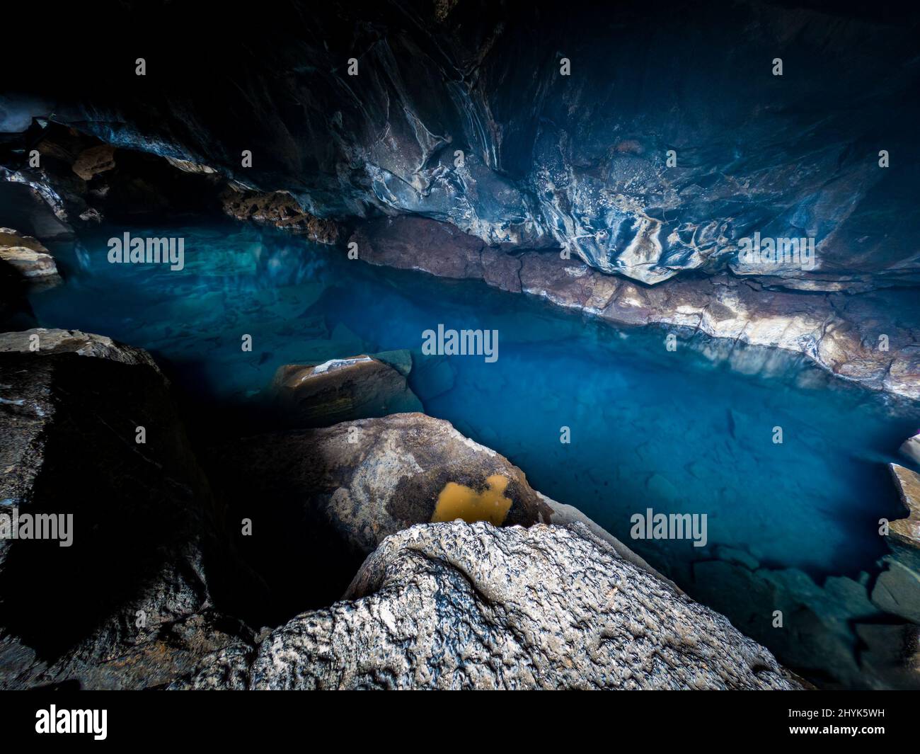Eaux bleu profond de la grotte de Grjotagja en Islande Banque D'Images