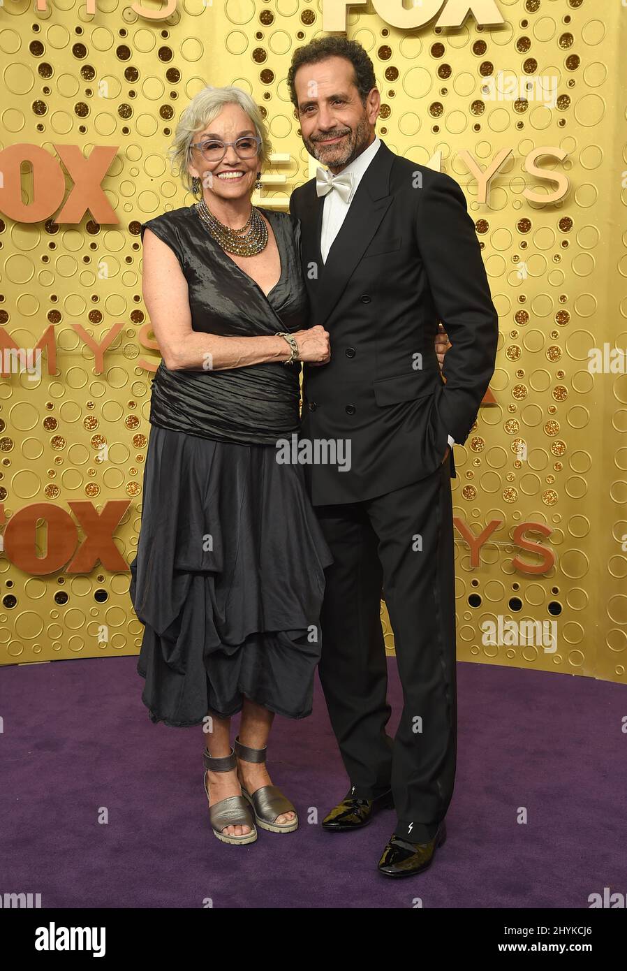 Brooke Adams et Tony Shalhoub assistent aux Primetime Emmy Awards 71st qui se sont déroulés au Microsoft Theatre n Los Angeles, Californie Banque D'Images