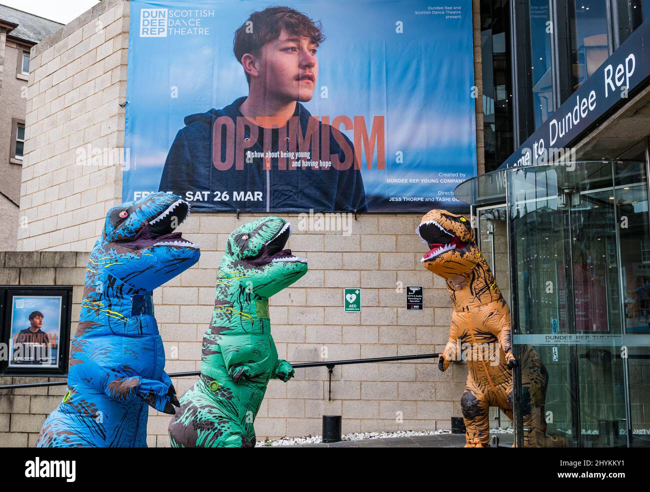 Dundee Rep, Dundee, Écosse, Royaume-Uni, 15 mars 2022. Dundee Rep Young Company: Le groupe de théâtre marque la première mondiale de «l’optimisme» avec des personnes en costumes de dinosaure dans le cadre du spectacle qui est basé sur l’expérience personnelle des membres explorant les thèmes politiques actuels et leur impact sur la santé mentale des jeunes et qui offre un message d’espoir Banque D'Images