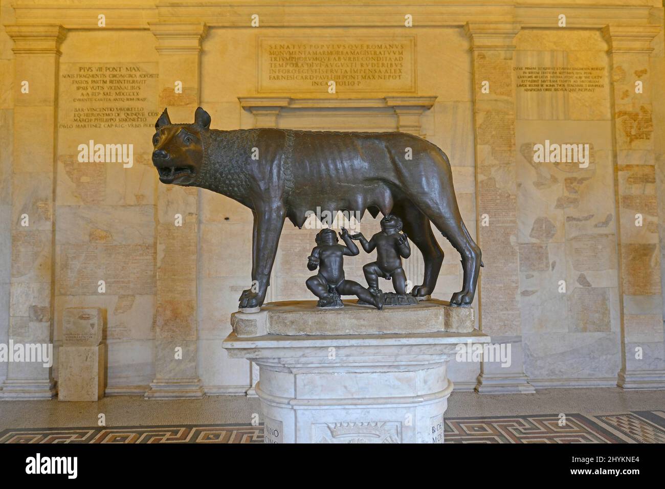 Statue du Loup avec Romulus et Remus au Musée Capitolin, Rome, Italie Banque D'Images