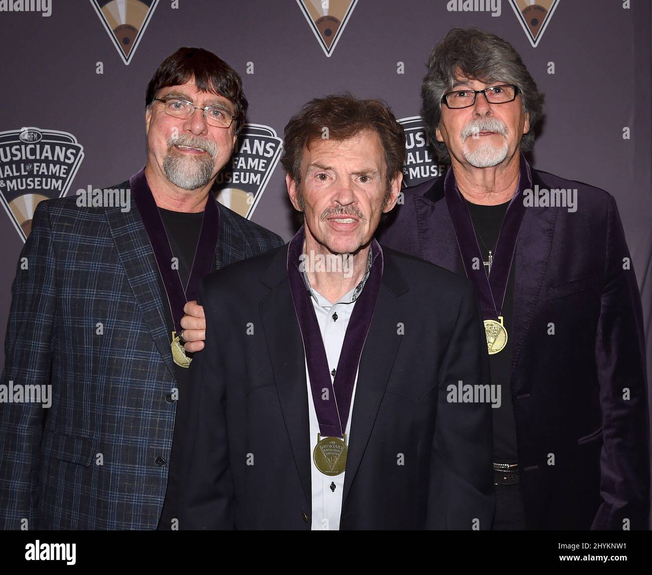 Teddy Gentry, Jeff Cook et Randy Owen, de l'Alabama, assistent à la cérémonie du Temple de la renommée des musiciens de 2019 et au concert d'induction qui se tiennent au Schermerhorn Symphony Center de Nashville, Tennessee. Banque D'Images