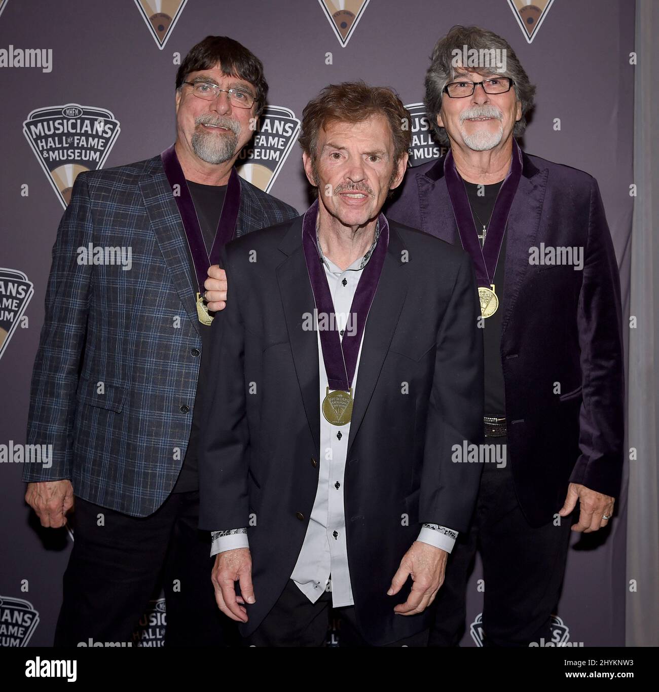 Teddy Gentry, Jeff Cook et Randy Owen, de l'Alabama, assistent à la cérémonie du Temple de la renommée des musiciens de 2019 et au concert d'induction qui se tiennent au Schermerhorn Symphony Center de Nashville, Tennessee. Banque D'Images